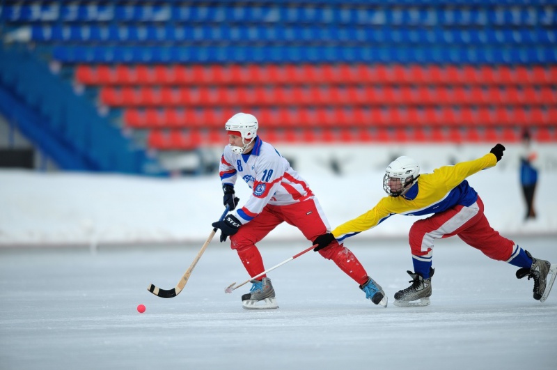 В Оренбурге стартовал чемпионат по хоккею с мячом